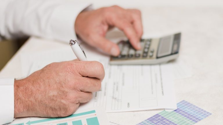Homem Negocios Usando Calculadora 1200x675 - Ello Gestão Contábil