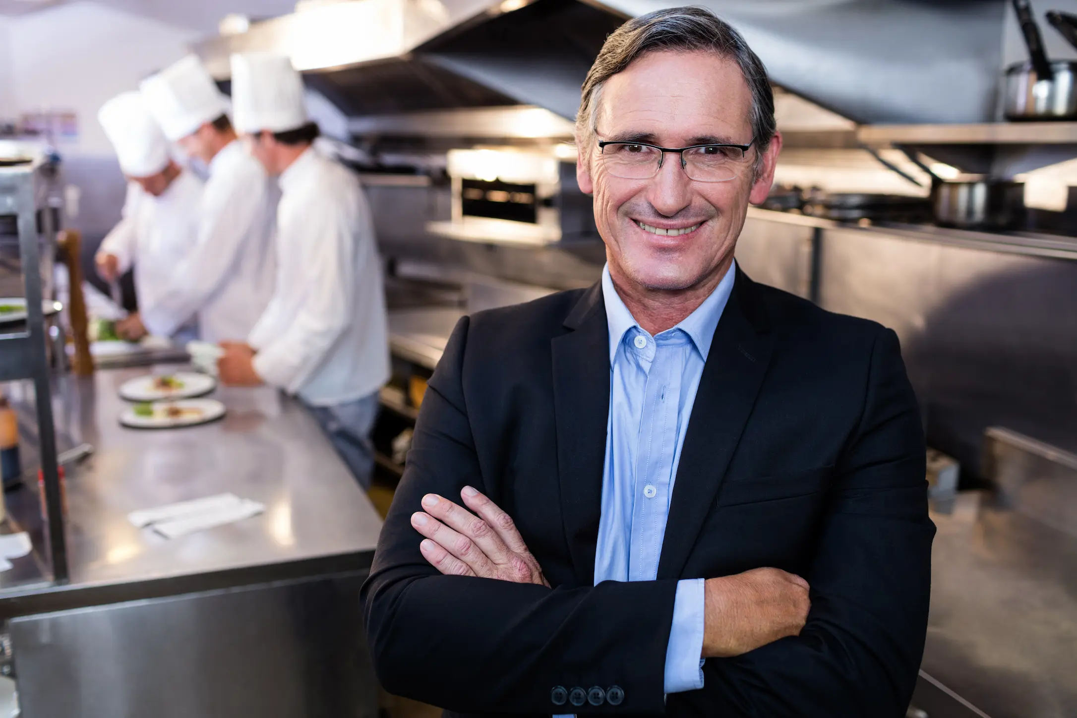 Male Restaurant Manager Standing With Arms Crossed - Ello Gestão Contábil